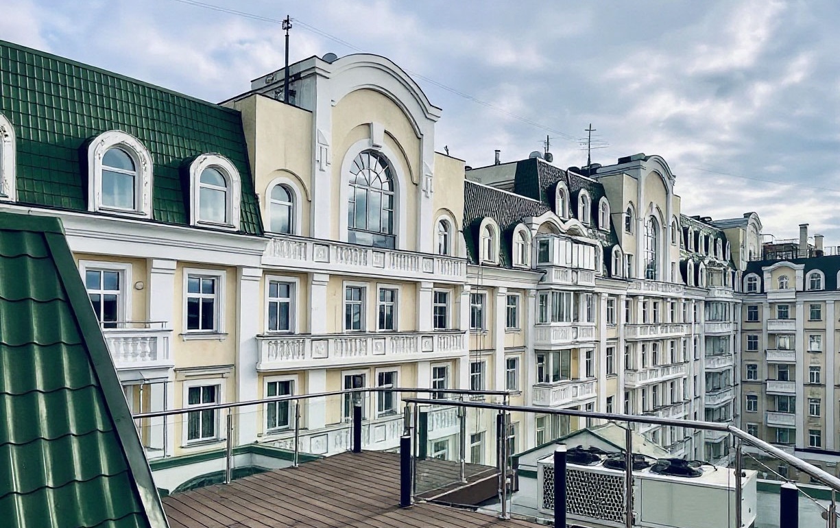 Вид с террасы особняка